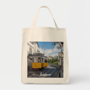 Retro gult tram på gatan i Lissabon, Portugal Tygkasse