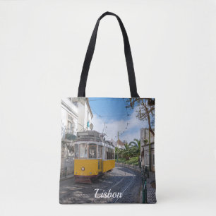 Retro gult tram på gatan i Lissabon, Portugal Tygkasse