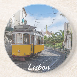 Retro gult tram på gatan i Lissabon, Portugal Underlägg