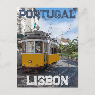 Retro gult tram på gatan i Lissabon, Portugal Vykort