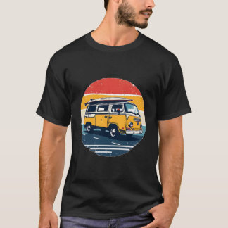 "Retro Gult Van with Surfboard in Vintage Stil T Shirt