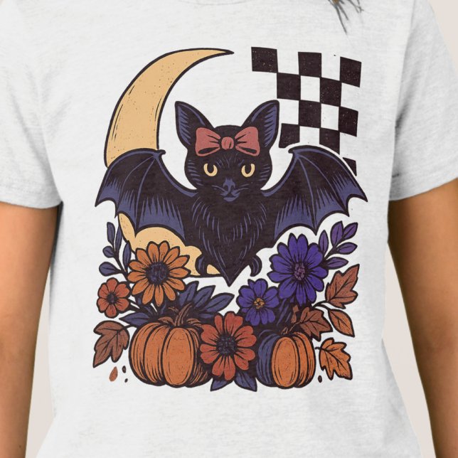 Retro Halloween Fladdermus med Måne gotisk estetis T Shirt (This retro Halloween bat design captures spooky charm with a gothic twist.)