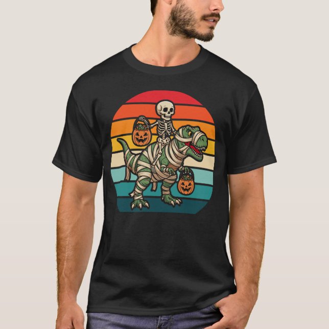 Retro Halloween Skeleton Riding Mummy T-Rex T Shirt (Framsida)