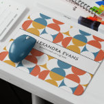 Retro halv cirkelscallop gult för fet blå orange musmatta<br><div class="desc">Ta ett steg tillbaka i tiden med vår pulserande och snyggt-reflekterade musmatta med en fängslande mönster inspirerad av 70- och 60-talets symboldesigner. Halvcirkeln och kammusslan mönster i blå nyans, orange och gult transporterar dig omedelbart till en gammal era, samtidigt som du lägger till lite nostalgi till arbetsytan. Anpassa musknappen med...</div>