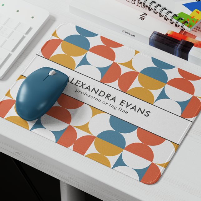 Retro halv cirkelscallop gult för fet blå orange musmatta (Customizable Mouse Pad with Name and Profession with vintage retro geometric pattern in blue orange )