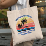 Retro Handflatan Träd Sunset Cruise Family Vacatio Tygkasse<br><div class="desc">Den här designen kan vara personlig i det område som tillhandahålls genom att ändra fotot och/eller text. Du kan också anpassa den genom att klicka på Anpassa den här mallen och sedan välja klicka för att anpassa ytterligare alternativ och ta bort eller ändra färg i bakgrunden, lägga till text, ändra...</div>