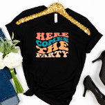 Retro här kommer från Party Bachelorette Party T Shirt<br><div class="desc">Cute Retro Bachelorette Black T Shirt för Brides vän till bäran under hennes kandidatparti. Enkel text som säger "Maka till Party". Perfektens skjorta för bruden att vara. Se matcha Party-skjortorna för bruden.</div>