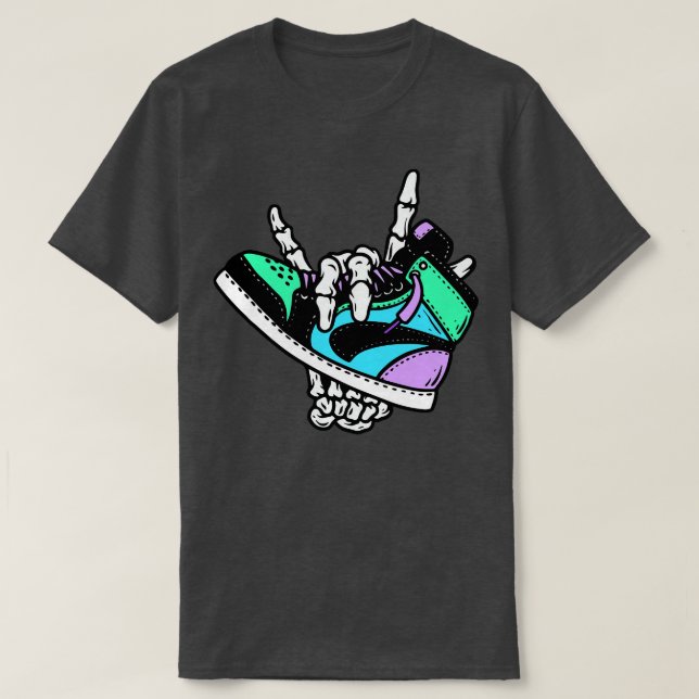 Retro High Top Sneaker i Händer i en Skeleton T Shirt (Design framsida)