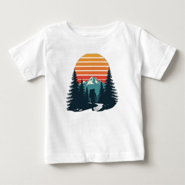 Retro Hiker Mountain Adventure  T Shirt (Framsida)