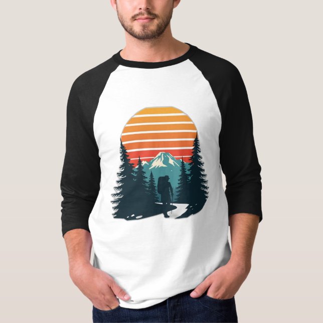 Retro Hiker Mountain Adventure  T Shirt (Framsida)