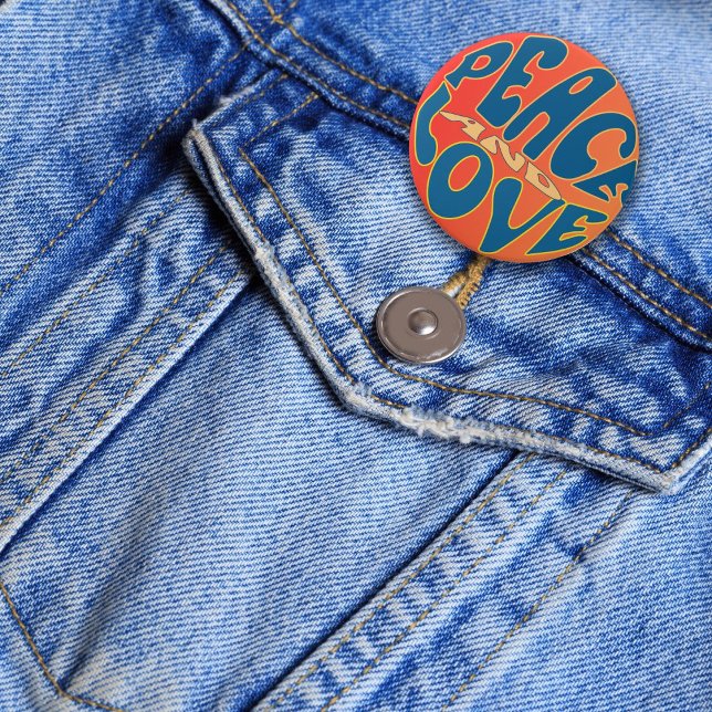 Retro Hippie Peace och Kärlek Birthday Knapp (Retro Peace and Love button. Cool party favor for 1960’s party. )