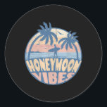 Retro Honeymoon Vibes New Bröllop Bride Groom Vaca Runt Klistermärke<br><div class="desc">Retro Honeymoon Vibes New Bröllop Bride Groom Vacation Women</div>