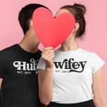 Retro Hubby Wifey Matching Groovy Personlig T Shirt<br><div class="desc">Tittar du för en söt årsdag eller valentineser för din make eller fru? Kolla in den här Retro Wifey Hubby Matching Groovy Personlig T-Shirt. Du kan lägga till din egen kärlek-dejt på skjortan. Naturligtvis har vi också motsvarande hubby-skjorta i vår samling,  så kolla upp det!</div>