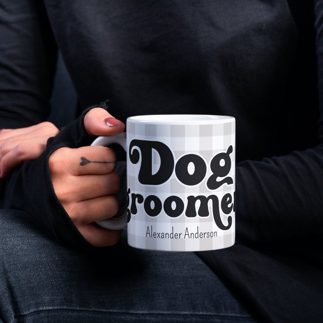 Retro Hund Groomer vid Buffalo-kontroll av eget na Kaffemugg (Retro Dog Groomer Coffee Mug - Personalized Mug for Pet Salon Enthusiasts with Custom Name)