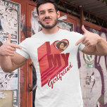 Retro I Kärlek Min flickvän T-Shirt<br><div class="desc">Cute-relation t-shirt med ordspråket "I kärlek min flickvän", personlig med ditt eget foto i form av ett kärlek-hjärta. Ge din pojkvän den här roliga t-shirt för hans födelsedag, julklapp eller valentines day. Fototips: Skörd i bilden i en kvadrat innan du laddar upp bilden, så att subjekt är i mitten för...</div>