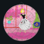 Retro i Rosa Dart Board Piltavla<br><div class="desc">Retro I Rosa Dart-tavlan ser ut som en scen ut ur en romantisk komedi från 1960. Den minimalistiska designen visar en sofistikerad kvinna i hennes ultrakitschi och ultrarosa, penthouse-lägenhet. Rummet har en rosa tegelvägg med vit linjer. Framför väggen finns det en grönt konkamera med en brinnande brand. Genom att skjuta...</div>
