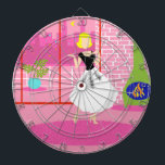 Retro i Rosa Dart Board Piltavla<br><div class="desc">Retro I Rosa Dart-tavlan ser ut som en scen ut ur en romantisk komedi från 1960. Den minimalistiska designen visar en sofistikerad kvinna i hennes ultrakitschi och ultrarosa, penthouse-lägenhet. Rummet har en rosa tegelvägg med vit linjer. Framför väggen finns det en grönt konkamera med en brinnande brand. Genom att skjuta...</div>