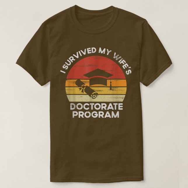 Retro I survived MY wife's Doctorate Program PhDs  T Shirt (Design framsida)