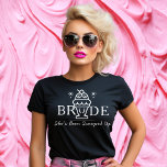 Retro Ice Cream ’Bride’ ScoopUp Matching T Shirt<br><div class="desc">Firar din möhippa i stil med den här enastående "Bride" t-tröjan! Den här öga-infångande plåten har följande egenskaper: ord "BR[ 🍨]DE" med vår namnteckning glasssundae som ersätter "I"-uppspelningsstjärnor som sprinklats genom hela designen. "Hon har blivit uppskovad!" under charmeringen av 1950-talets skript Ett mjukt pastellsprinkle blockerar bakgrunden i mönster del av...</div>