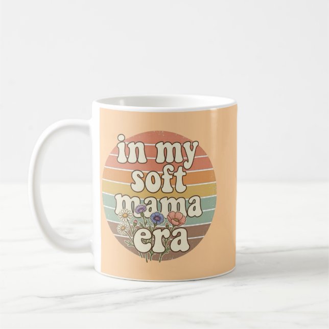 Retro In My Soft Mama Era T-Shirt Design  Kaffemugg (Vänster)