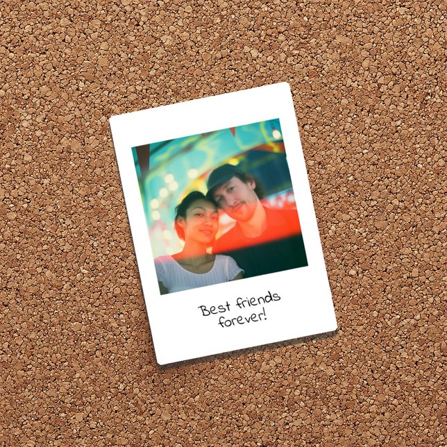 Retro Instantbild Stilmärken Klistermärken (Retro instant photo save the date card featuring a couple’s picture and style handwritten text)