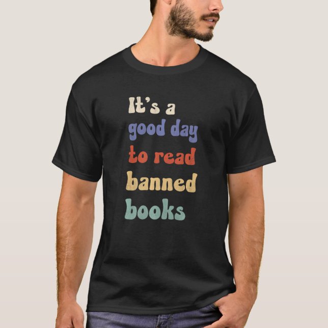 Retro It's A Good Day To Read Banned Books T Shirt (Framsida)