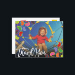 Retro Jellybeans Pop Kids Photo Birthday Tack Vykort<br><div class="desc">Roligt och färgstarka gelébönor med handskript och vitt "Tack"-skript i fet brusherad kalligrafi, Barn för boys/Girls fotovykort för Tack. Baksidan innehåller ett foto, ett tack till anpassadet och returadressen. Den här roligten och den färgstarka designen har en mönster av färgstarka jellybeaner på en bakgrund av skribblar. Alla foton i den...</div>