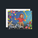 Retro Jellybeans Pop Kids Photo Birthday Tack Vykort<br><div class="desc">Roligt och färgstarka gelébönor med handskript och vitt "Tack"-skript i fet brusherad kalligrafi, Barn för boys/Girls fotovykort för Tack. Baksidan innehåller ett foto, ett tack till anpassadet och returadressen. Den här roligten och den färgstarka designen har en mönster av färgstarka jellybeaner på en bakgrund av skribblar. Alla foton i den...</div>