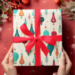 Retro jul Lökar Ornaments Mönster Presentpapper<br><div class="desc">Färglöst Retro-julens lökar-prydnadsämne i ett sömlöst mönster med ljusbeige bakgrund.</div>