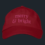 Retro-julens Rosa Red Merry Bright-Anpassningsbar  Broderad Keps<br><div class="desc">Fira julhelgen i stil med den här chicen och det festliga "Merry & Bright"-höljet med broider baseball. Med återinspirerad text och en sjudande rosa och röd palett är trendigets jultillbehör perfekt för att lägga till en roligt, nostalgisk beröring till dina helgdag. Vare sig du är på en julfest, dekorerar träd...</div>