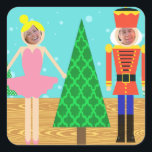 Retro-julfotopapper i Parad i Leksak Fyrkantigt Klistermärke<br><div class="desc">Leksaker har kom till livet på dessa Retro-julfotbojor i Leksak Parad. Den minimalistiska utformningen har en graciös ballerina och en färglös nötskal som står på ett trämatstadium. En grönt Julgran med en ljusare grönt geometrisk utformning skiljer de två leksakerna åt. Bakom den lekande duon kan vi se ytterligare två Julgranar...</div>