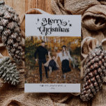 Retro-julfotoport, Helgdag Julkort<br><div class="desc">Retro- och minimalistiskt kort för helgdag för 2023 med retro-typsnitt med snurrar som säger "God jul" överst med stjärnor. Du kan lägga till två foton till det här kortet.</div>