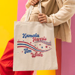 Retro Kamala Harris Tim Walz Cute Val Tygkasse<br><div class="desc">Den här söta retro Kamala Harris Tim Walz-väskan har stjärnor och vågigt rand i blått och rött för USA. En coola patriotisk amerikansk demokratisk gåva i roligtens vintage.</div>