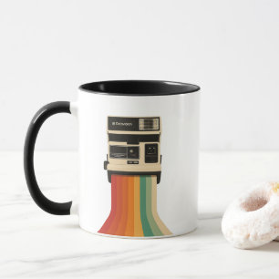Retro kamera med regnbågsutskrift mugg