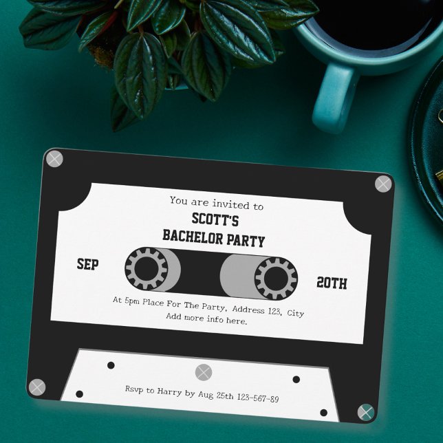 Retro-kassettbandspartiet Black and White Bachelor Inbjudningar (Retro Cassette Tape Black And White Bachelor Party Invitation)