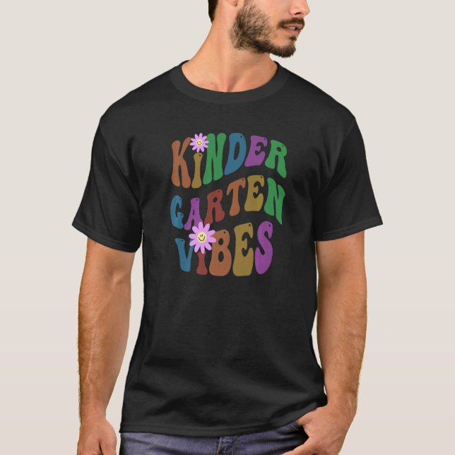 Retro KINDERGARTEN VIBES Lärare Peace Kärlek Kinde T Shirt (Framsida)