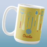 Retro Kitchen-Personlig Kaffemugg<br><div class="desc">Roligt retro-köksutrustning för din favoritkock eller kock. Ändra namn eller texten för att anpassa den. Originalkonst av Nic Squirrell.</div>