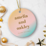 Retro Klistrar in övertoningsfotot Unik Bröllop Julgransprydnad Keramik<br><div class="desc">Minneshögtid din speciella dag med Retro Summer Beach Vibes Bröllop Ornament, med en mjuk pastellgradient som fångar kärnan av en solnedgång på serenstranden. Anpassa den med din namn, bröllop-dejt och ett omhuldat foto för att skapa en unik keepé som firar din kärlek. Den återinspirerade typografin och den milda blandningen av...</div>