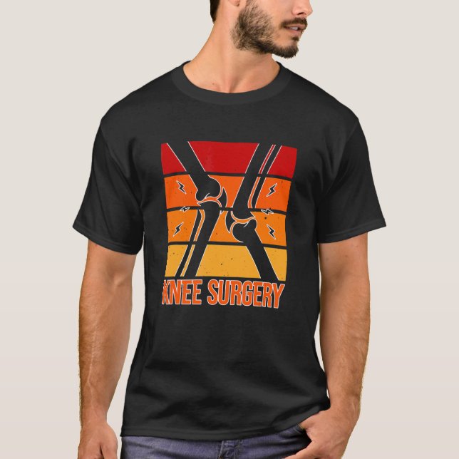 Retro Knee Surgery Post Knee Replacement Recovery  T Shirt (Framsida)