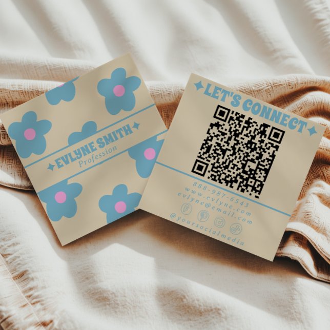 Retro krämblå QR-kod Groovy Blommig Rolig Boho Fyrkantigt Visitkort (Skapare uppladdad)