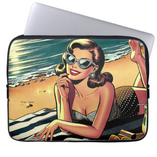 Retro kvinna på stranden som läser en modetidning laptop fodral
