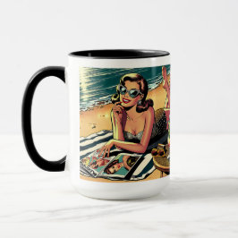 Retro kvinna på stranden som läser en modetidning mugg