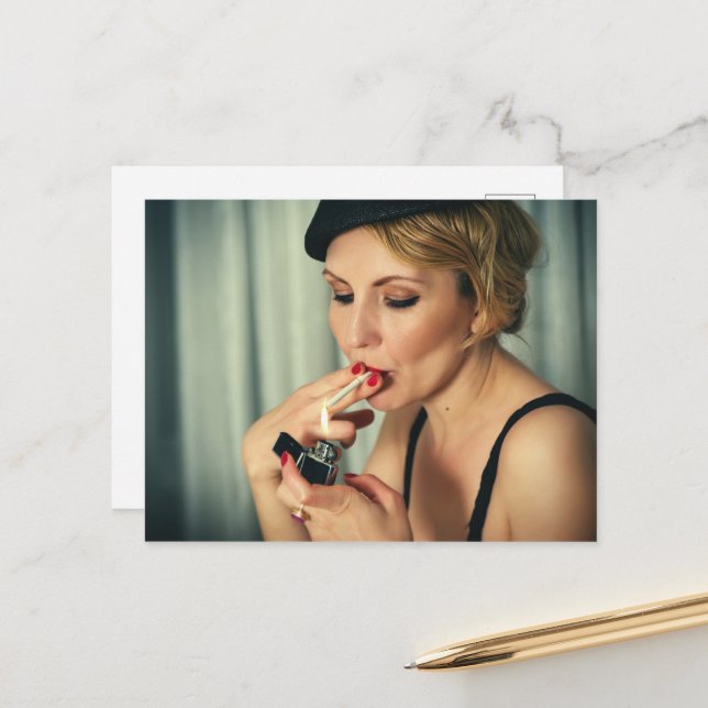 Retro kvinna som röker vykort (Fram/Back In Situ)