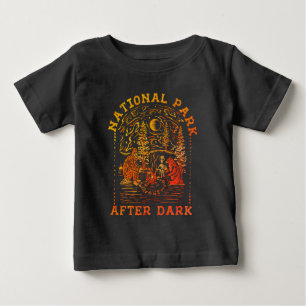 Retro lägerscenen med Bigfoot, utomjordinge & björ T Shirt