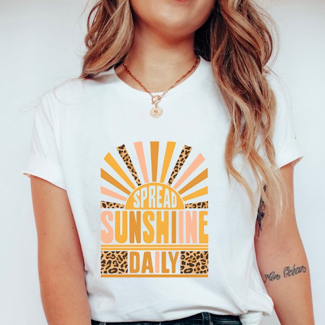 Retro Leopard Sunburst; Sprid Solsken Dagligen  T Shirt (Skapare uppladdad)