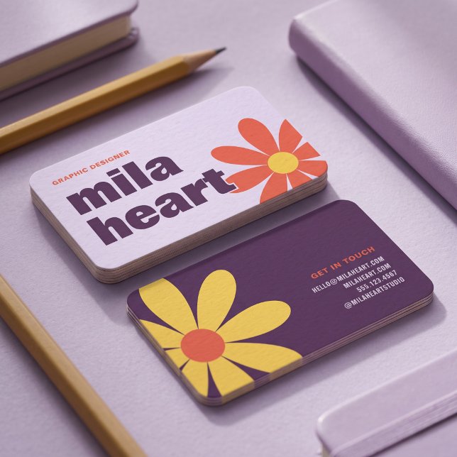 Retro Lila Blommig Modern Visitkort (Simulated business cards on table)