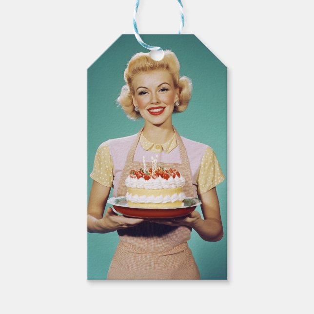 Retro Mamma Holding a Firande Cake Presentetikett (Framsidan)