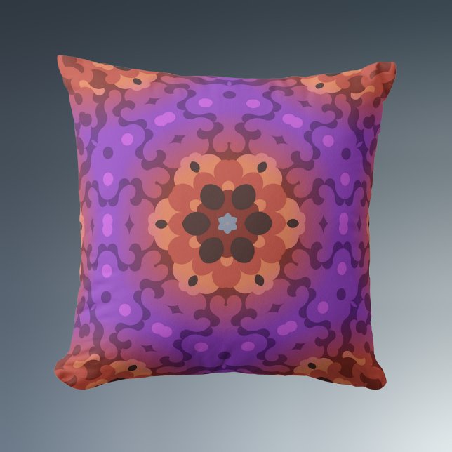 Retro Mandala Flower Lila and Red Kudde (Skapare uppladdad)