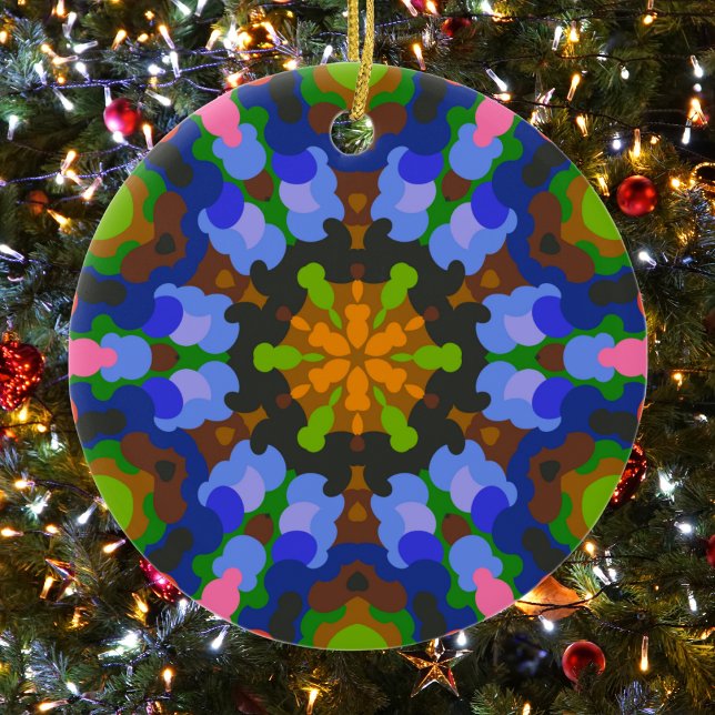 Retro Mandala Grönt Blue och Rosa Julgransprydnad Keramik (Green Blue and Pink Retro Mandala Ornament by Wormhole Orbital)