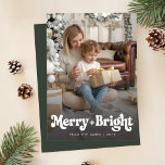 Retro Merry och Bright Jul Photo Julkort<br><div class="desc">Det här Retro Merry- och Bright julfotoportet erbjuder en ren och sofistikerad Helgdag med ett fullt-familjfoto och stor "Merry   Bright"-skripttypografi. Avslappnaden,  men stil blandar sig utan problem med den naturliga miljön,  och skapar den som en perfekt för familjer som vill ha en tidlös Julhälsningar.</div>